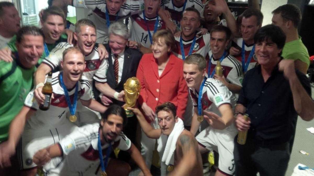 Mit Bier und Merkel feiern die Deutschen den Titel in der Umkleidekabine