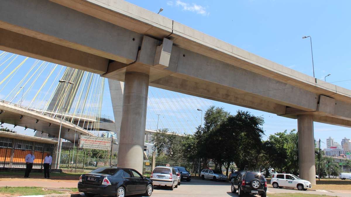 Exposição de carros antigos movimenta estacionamento da Ponte Estaiada -  OitoMeia