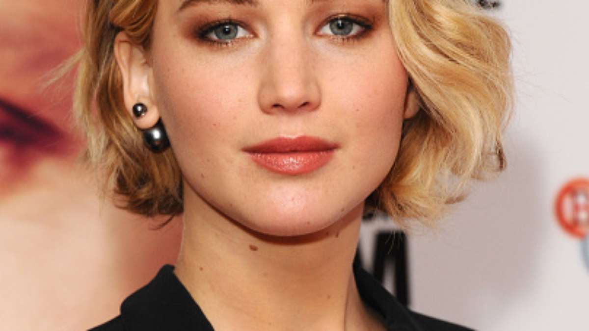 Jennifer Lawrence vira hit pagando de cantora em trilha