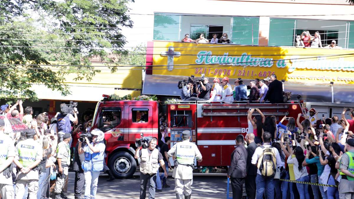 Cristiano Araújo será enterrado no fim da manhã, em Goiânia - Nacional -  Estado de Minas