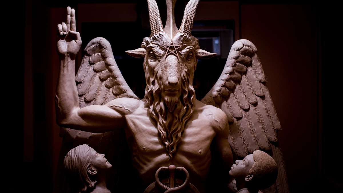 Estátua de 'Baphomet' surpreende moradores em Porto Alegre e