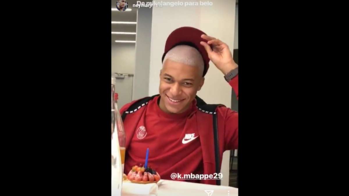 Que homenagem! Mbappé recebe caricatura à la Tsubasa de