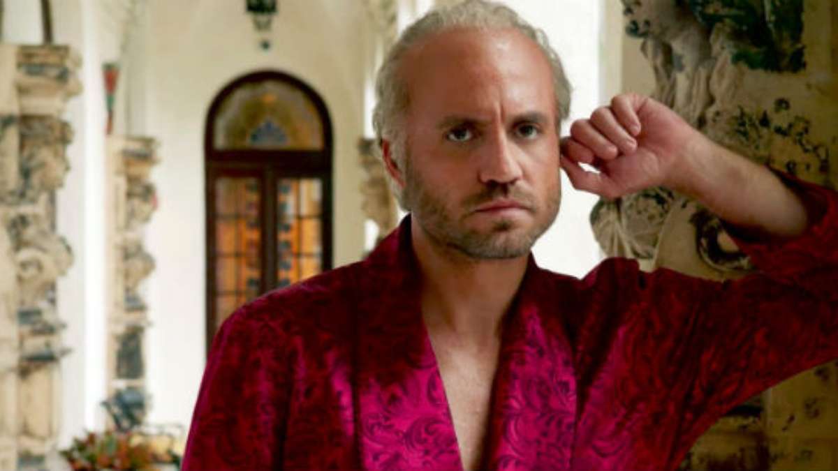 Versace desfila vestido inspirado em peça criada por Donatella e Gianni  Versace e usado na série American Crime Story - Revista Marie Claire