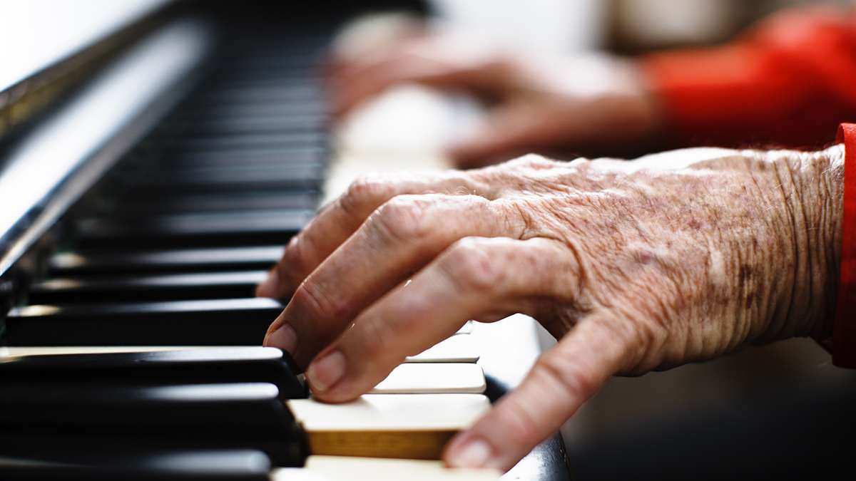 Foto de Garoto Adolescente Jogo Eletrônico Teclado De Piano e mais