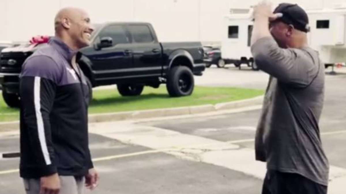 The Rock presenteia seu dublê há 17 anos com carro: 'Um irmão