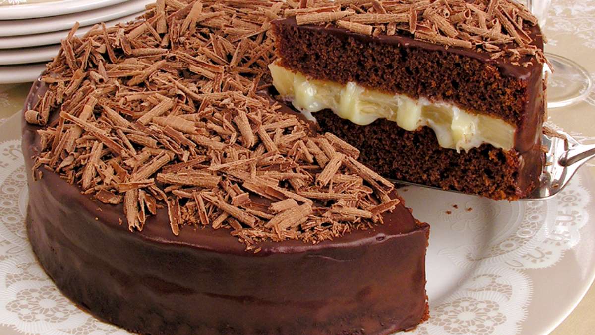 Topo 82+ imagem bolo chocolate com cobertura de leite condensado - br ...