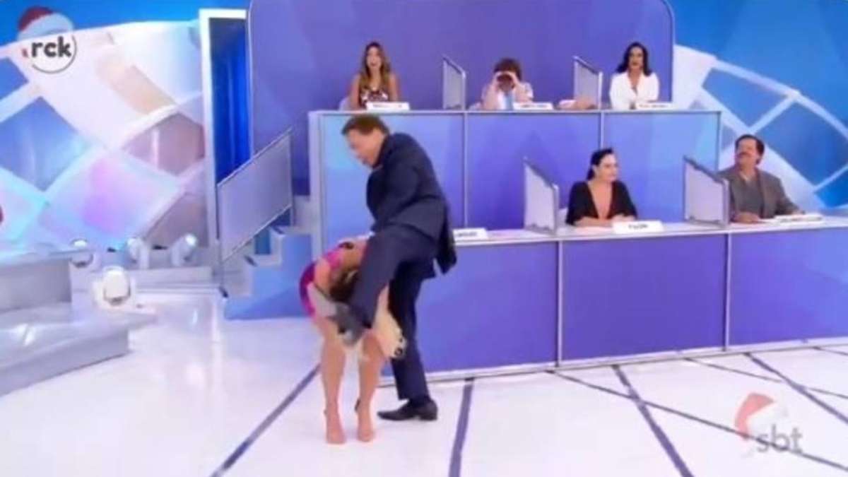 Com elenco do Jogo dos Pontinhos fantasiado, Silvio Santos