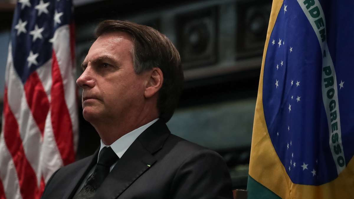 Artigo, No Dia da Bandeira, mais uma continência à bandeira