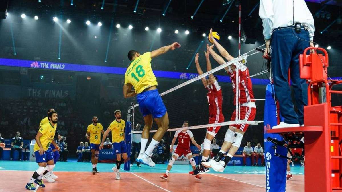 Brasil é batido pela Argentina no tie-break e fica com a prata no vôlei  masculino