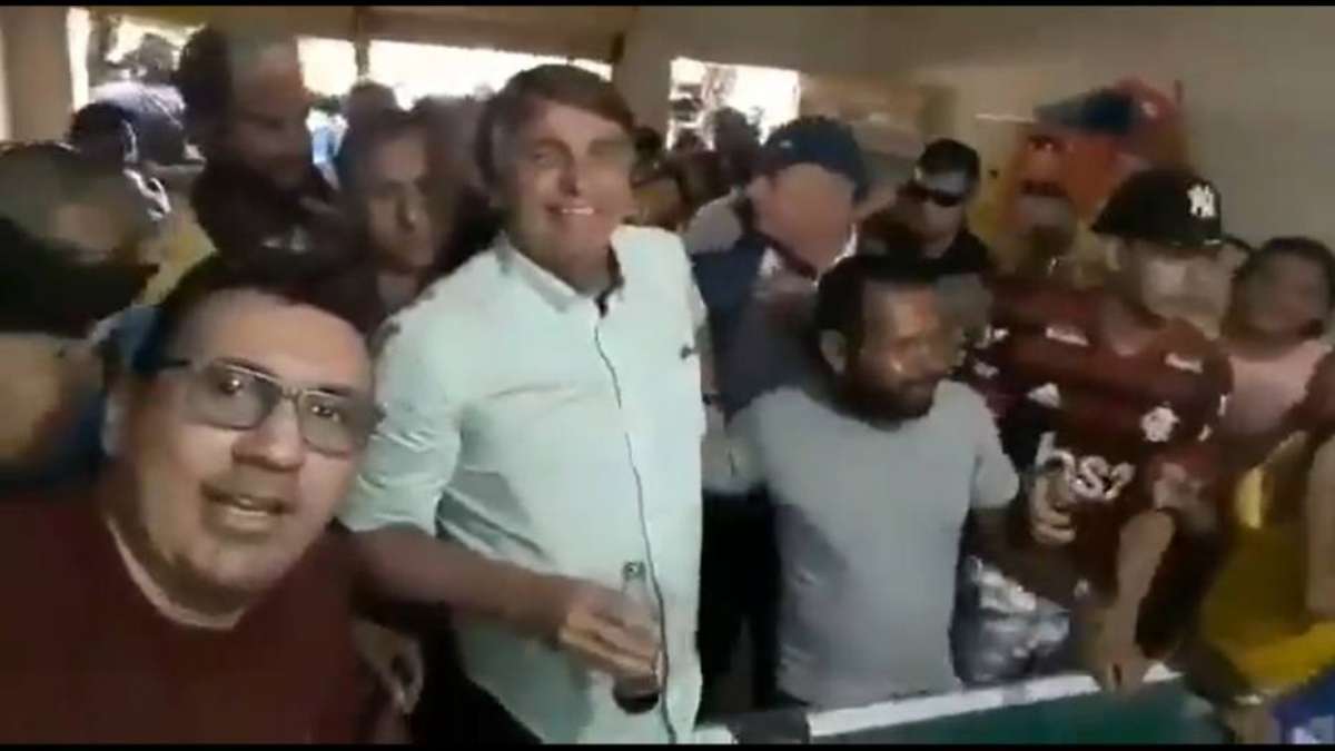 Sem máscara, Bolsonaro joga sinuca e provoca aglomeração no Ceará