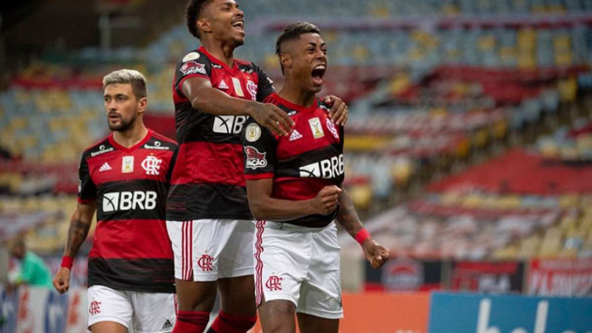 Flamengo volta a jogar bem, bate o Coritiba e dorme líder