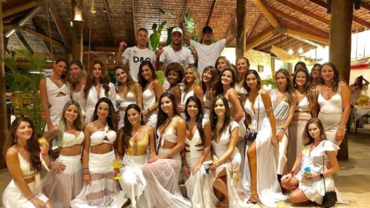 Mans&atilde;o de Neymar no Rio prepara-se para fest&atilde;o de R&eacute;veillon