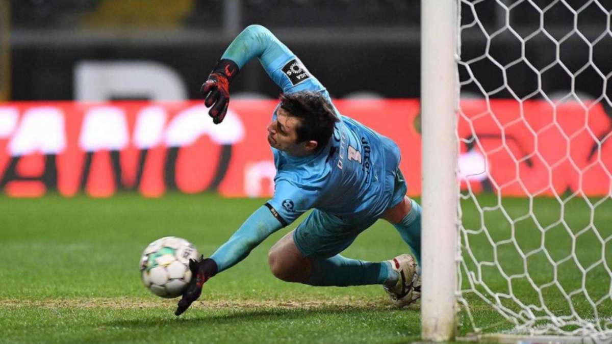 Goleiro que mais pegou pênaltis no Português, Denis explica defesas