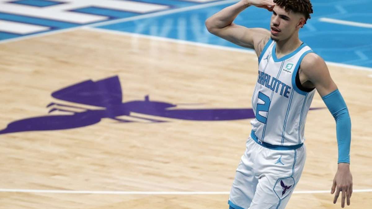 LaMelo Ball tem fratura no tornozelo e está fora da temporada