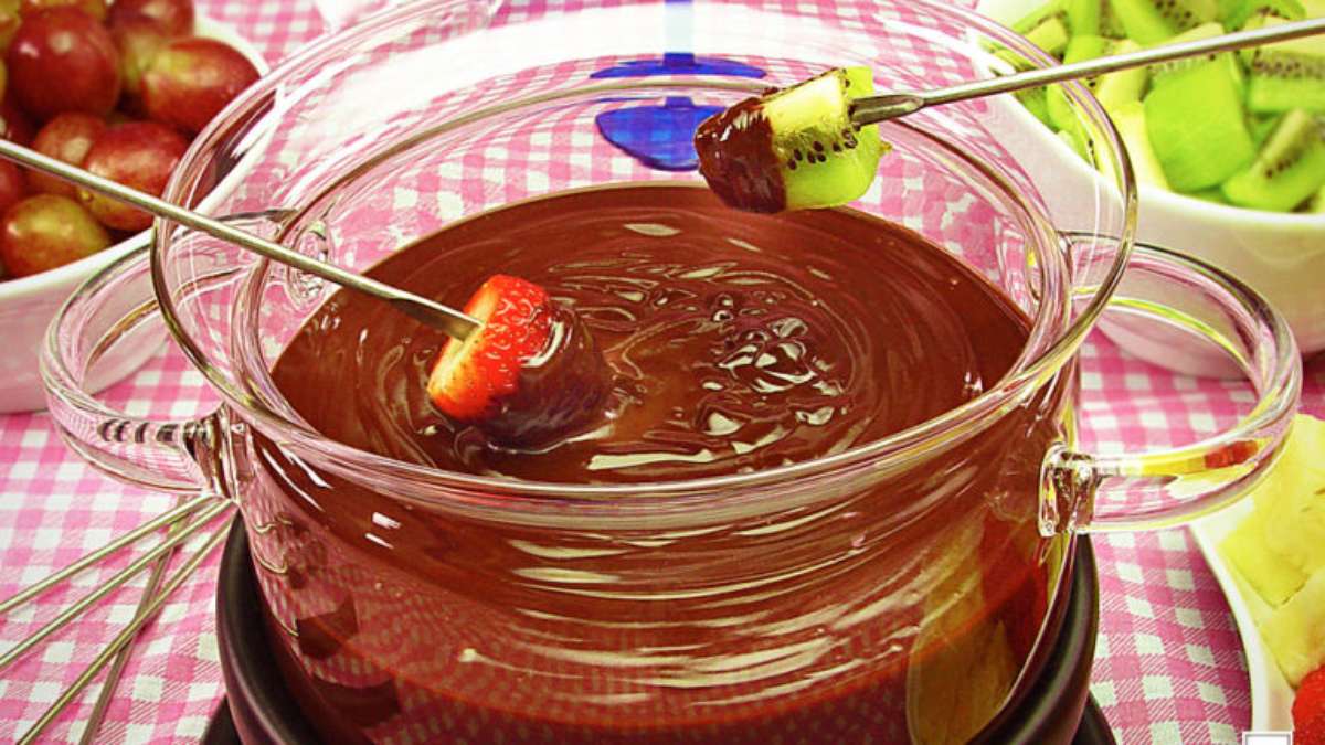 Fondue de chocolate com frutas pronto em 20 minutos