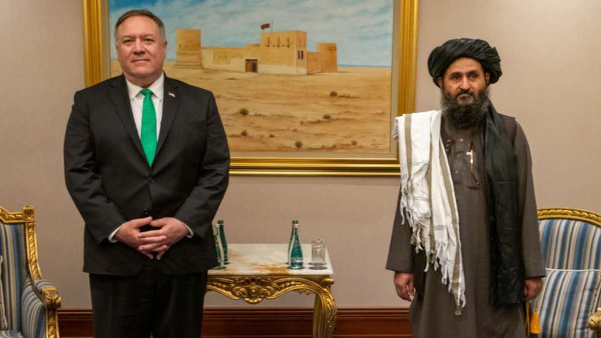 O que é o acordo entre Trump e o Talebã que foi chave para volta do grupo  ao poder