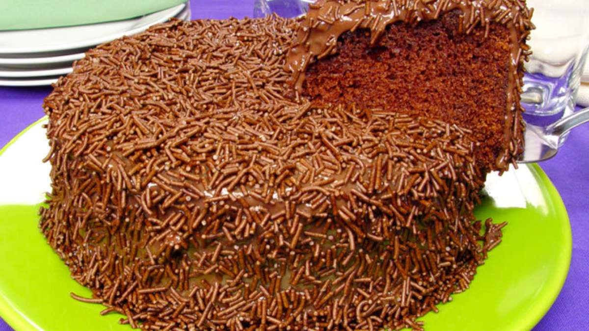 Fofinho, molhadinho e brigadeirudo: como fazer esse bolo delicioso que está  entre os melhores do Rio de Janeiro - TudoGostoso