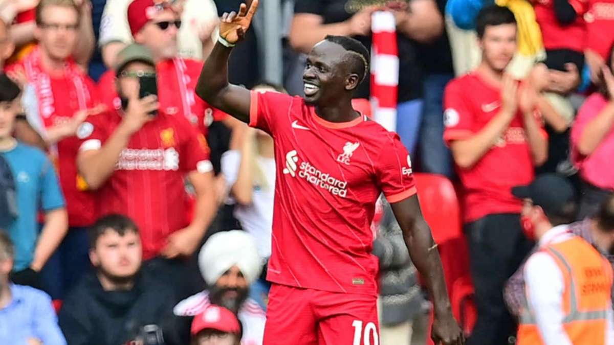 Liverpool vence Crystal Palace de virada e assume a liderança