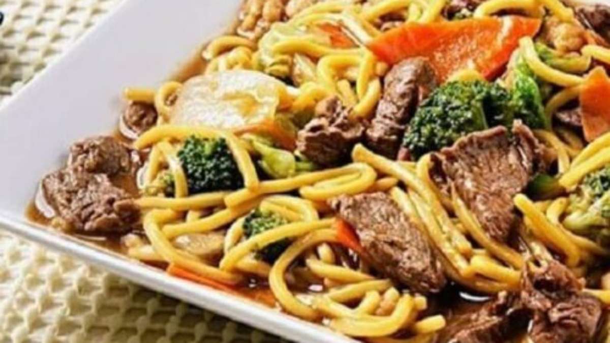 Yakisoba: 2 Receitas com Carne e Frango Para Preparar em Casa
