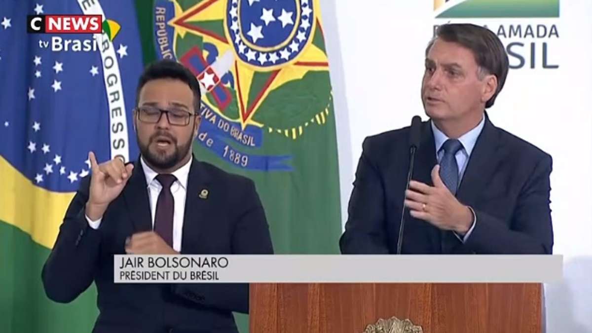 Câmara concede a mesma medalha a Michelle Bolsonaro, ao jornalista
