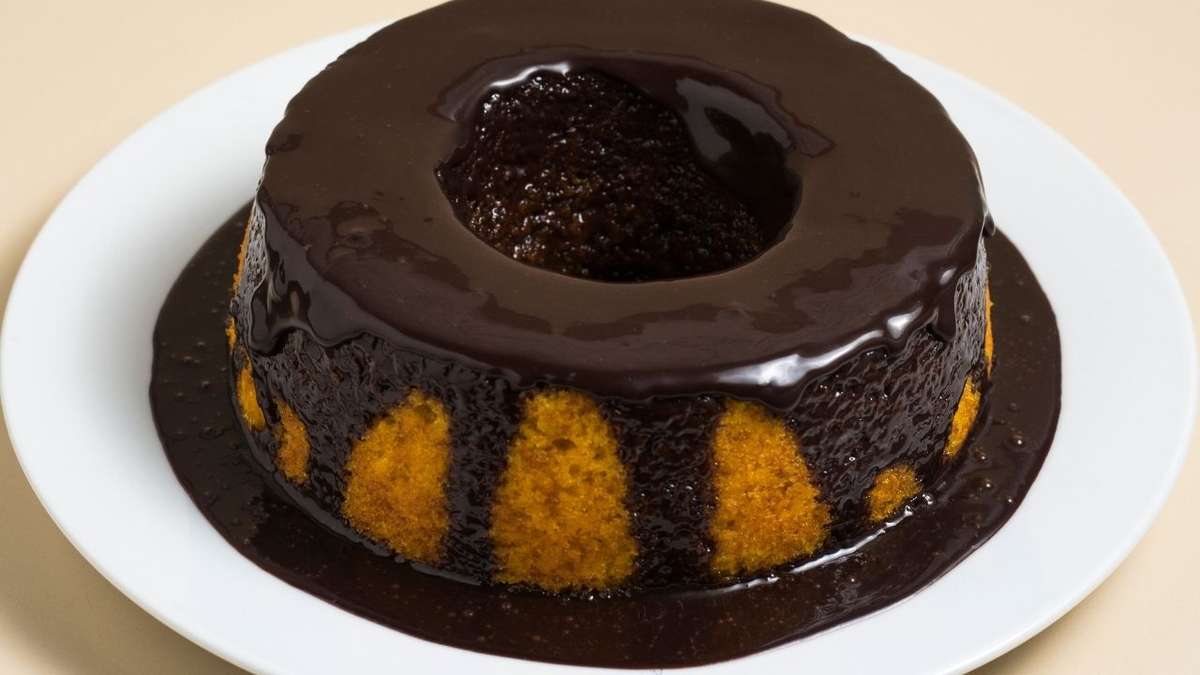 Bolo fofinho de cenoura com calda de chocolate que fará sucesso no lanche  da tarde