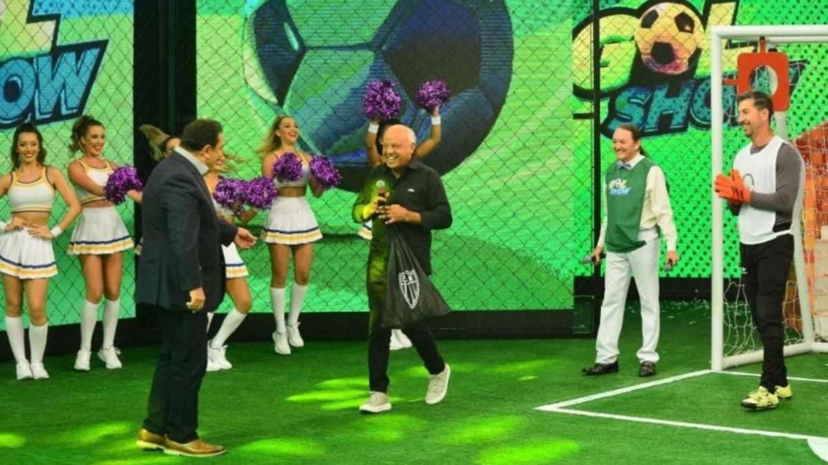 Sérgio, ex-goleiro do Verdão, e Reinaldo, ídolo do Galo, se divertem na  estreia do 'Gol Show