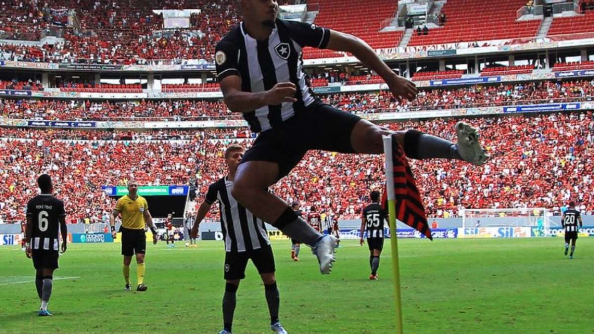 Chute De Futebol. Jogador De Futebol Chuta a Bola No Estádio