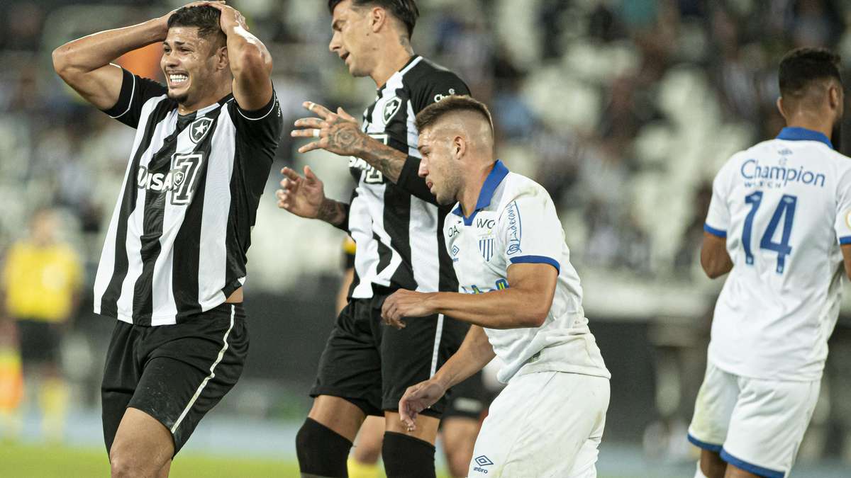 Botafogo perde no Santão, mas continua na zona de classificação