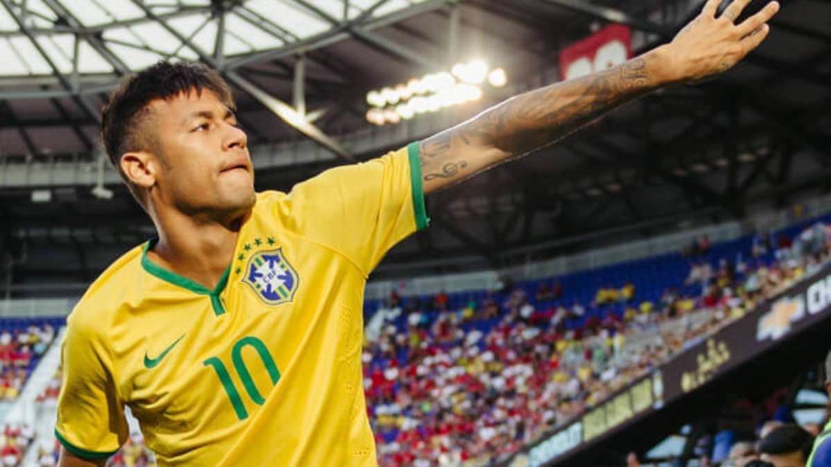 Menino encontra 'figurinha de R$ 10 mil' de Neymar e cola em álbum sem  saber o valor