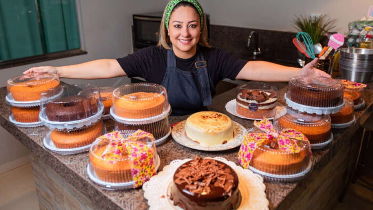 Ela começou a vender bolo após perder o emprego e faturou R$ 150