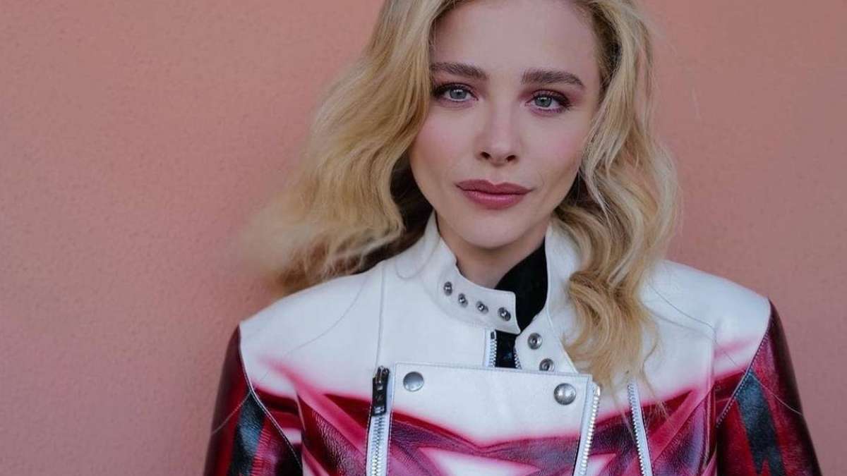 Eles fazem com que tu duvides de ti”. Chloe Grace Moretz revela que  ponderou colocar silicone