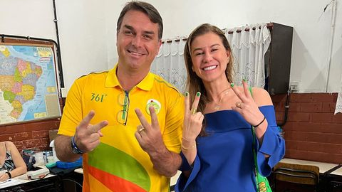 Andando a passos lentos, caso Flávio Bolsonaro é reaberto com novo