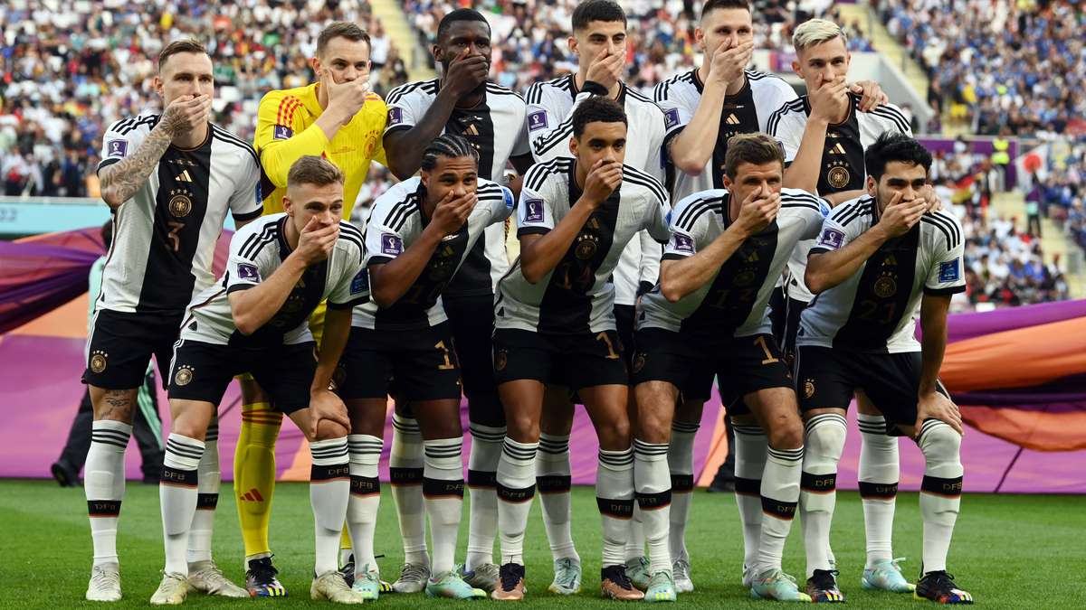 Deutsche Spieler posieren bei ihrem ersten WM-Auftritt für ein offizielles Foto