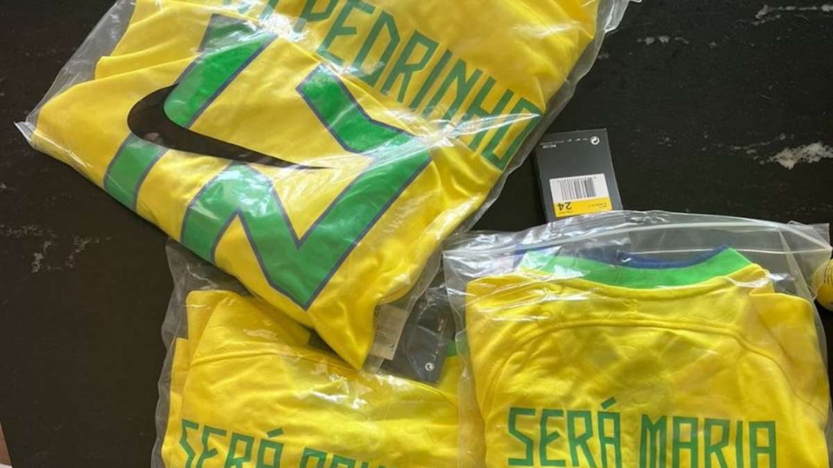 Brasileiro viraliza após receber camisetas da seleção com erro