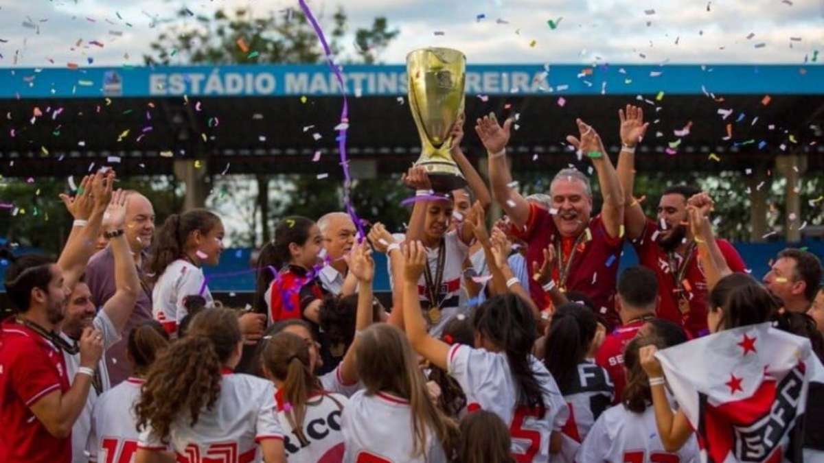 São Paulo empata com a Ferroviária e ergue taça do Campeonato