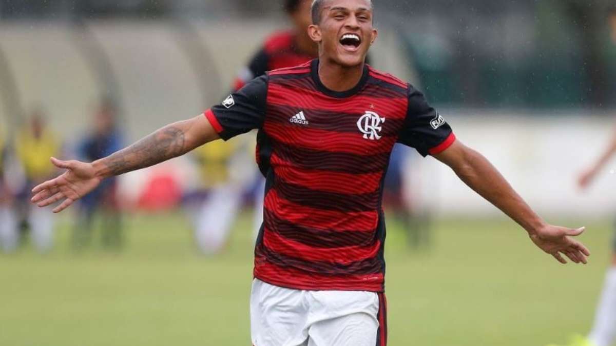 Dono' da lateral direita do Flamengo, Wesley chama atenção pela