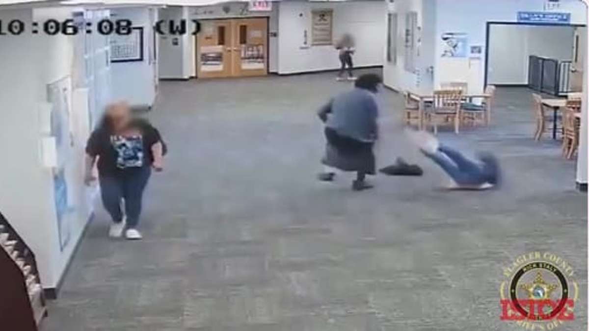 a student beats a teacher after removing a video game during class;  Watch the video