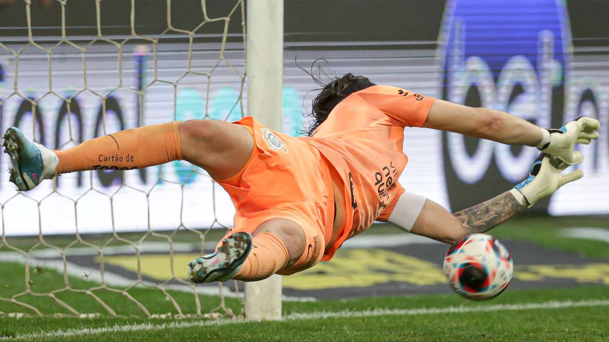 Cássio defende 22º pênalti pelo Corinthians e encosta em Ronaldo por  recorde - Lance!