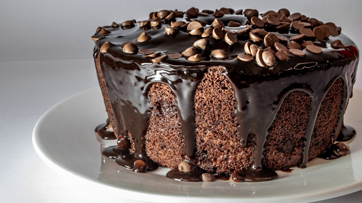 Bolo de chocolate amargo é dica acessível e saborosa; aprenda a