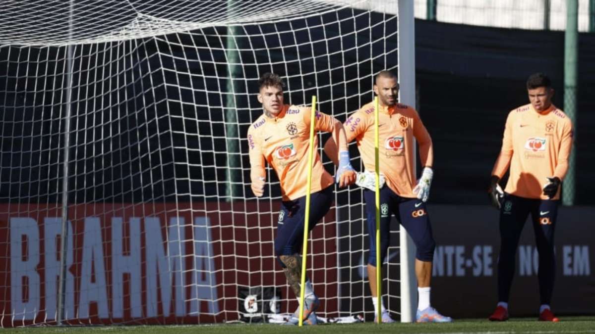 Ederson é indicado a melhor goleiro e é único brasileiro na briga