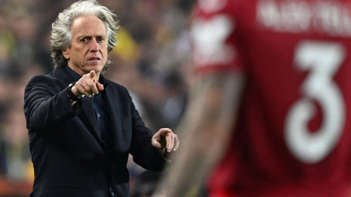 Jorge Jesus pediu silêncio para continuar 'flash interview': «Take