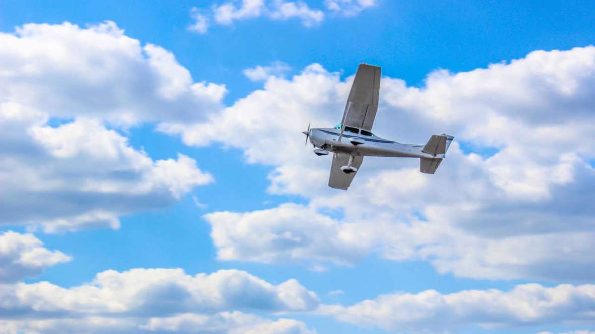 Sonhar com avião caindo no mar: você sabe o que significa?