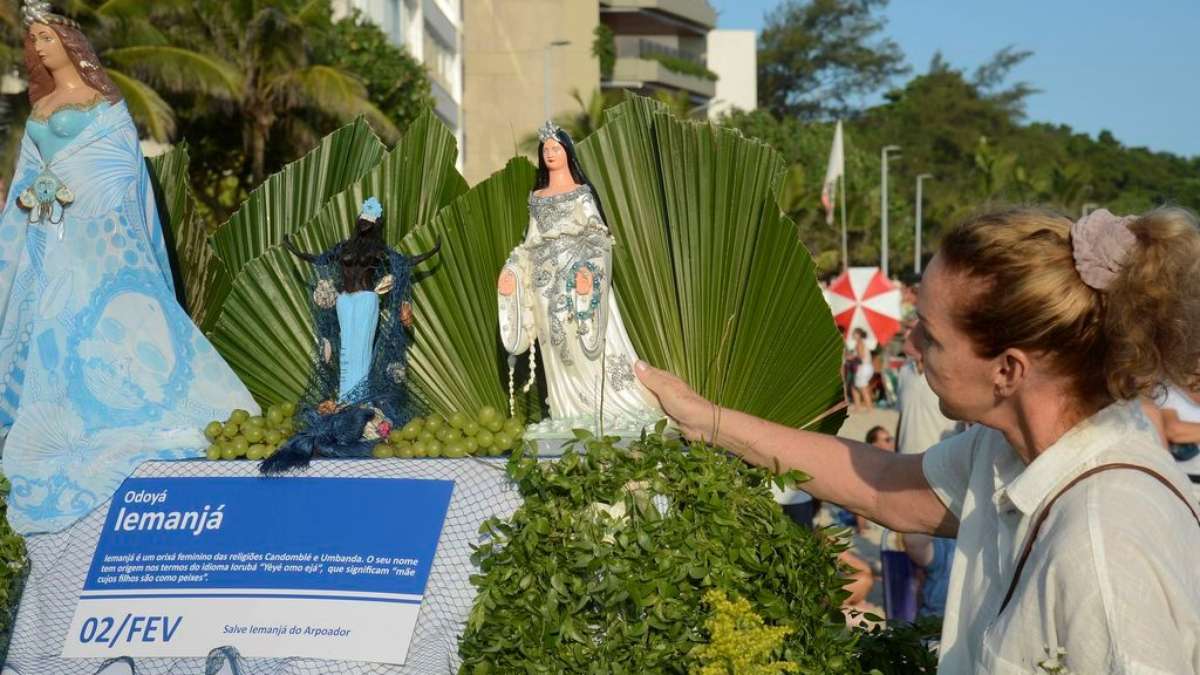 Artista periférico da Bahia leva a festa de Iemanjá a Paris