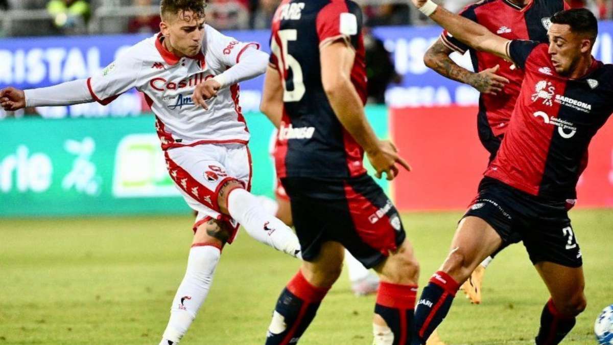 O Bari arrancou o empate em Cagliari aos 51 do 2° tempo e decidirá o acesso  à Serie A no San Nicola