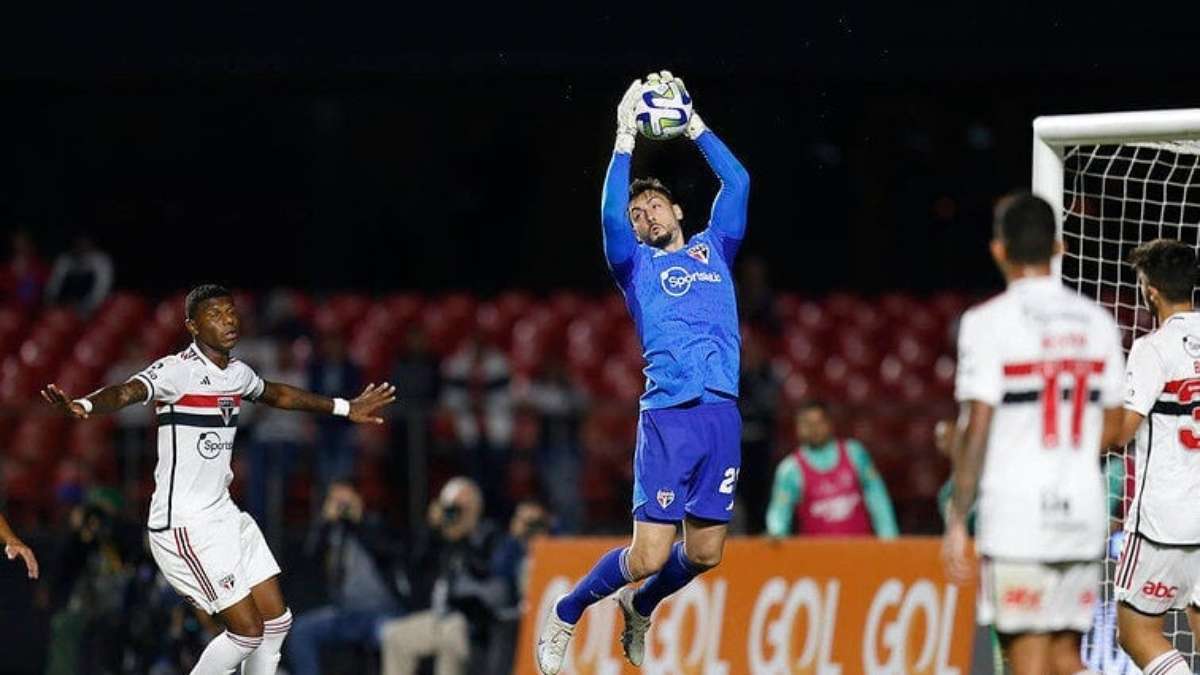 Léo Jardim é o goleiro com mais defesas difíceis do Brasileiro 2023;  confira os números