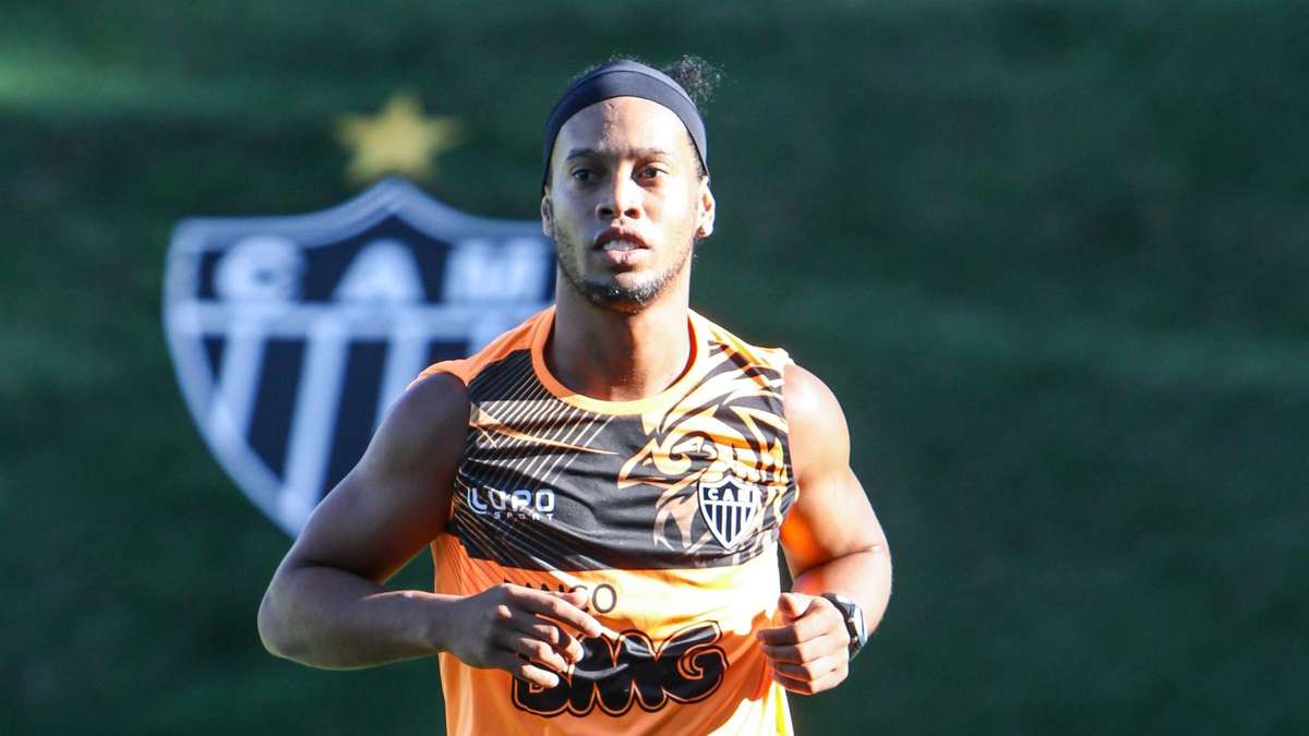 Ronaldinho Gaúcho dá três assistências em jogo de lendas do