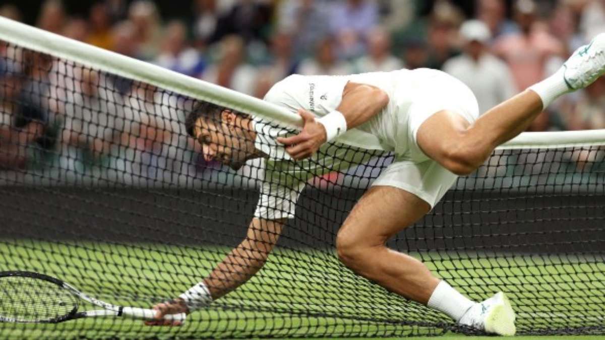 Djokovic escapa, abre vantagem e tem jogo suspenso em Wimbledon