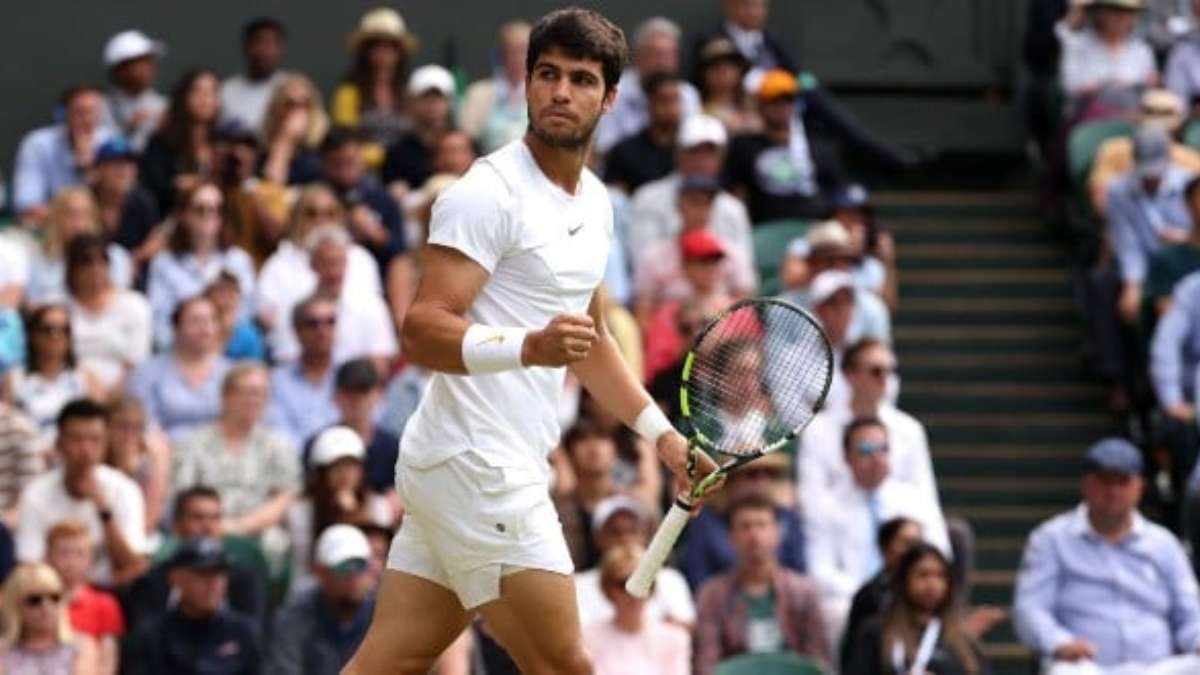 Carlos Alcaraz bate Djokovic em batalha na grama de Wimbledon e