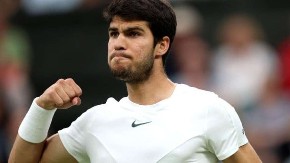 Carlos Alcaraz bate Djokovic em batalha na grama de Wimbledon e