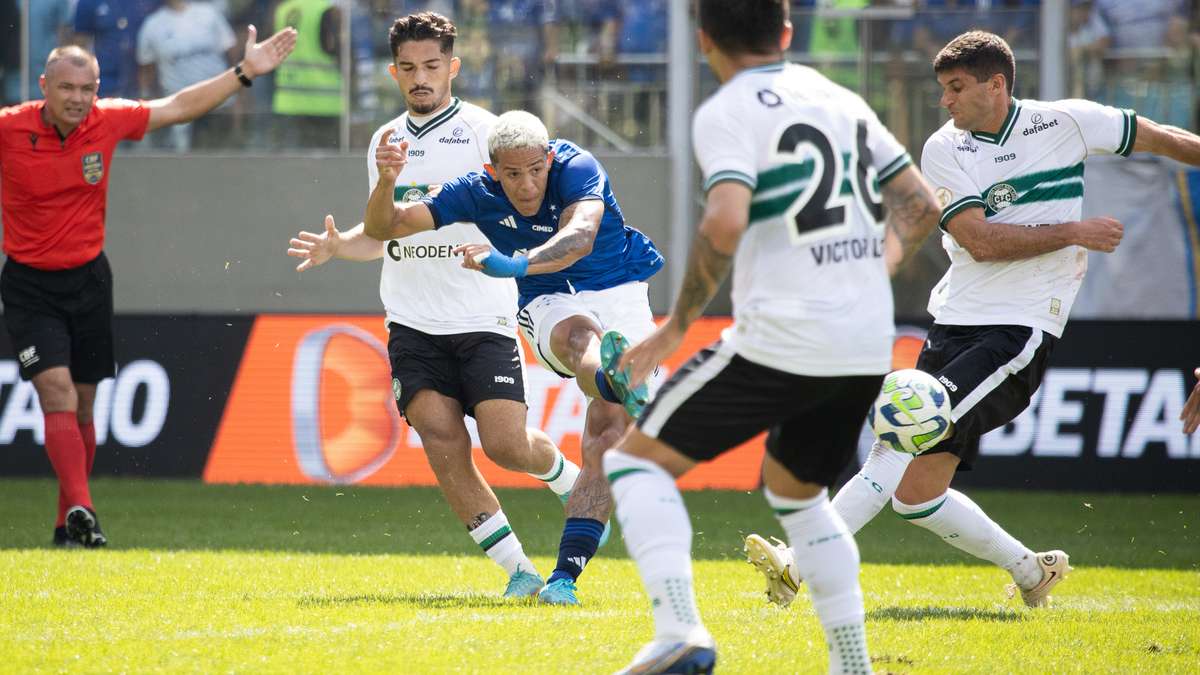 Cruzeiro e Coritiba alternam oportunidades, mas empatam sem gols